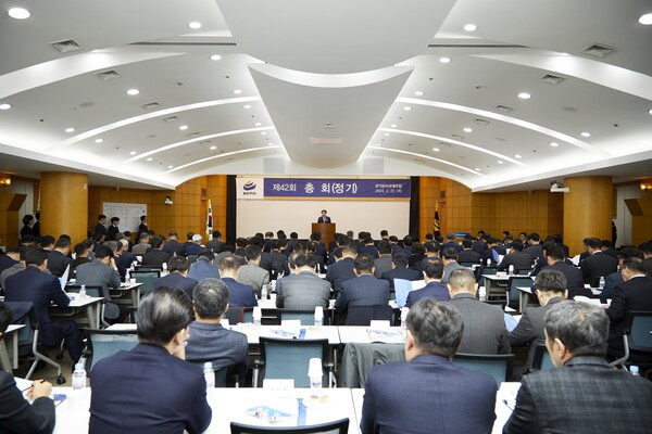 전기공사공제조합이 제42회 정기총회를 대의원 250여명이 참석한 가운데 2월 22일 논현동 사옥서 개최했다.