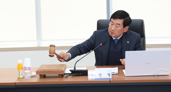 신 철 신임 위원장이 3월 8일 조합 제1차 선거관리위원회를 주재.