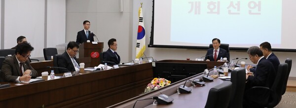 한전KPS 김홍연사장(가운데)이 제40기 정기 주주총회 개회를 선언하고 있다.